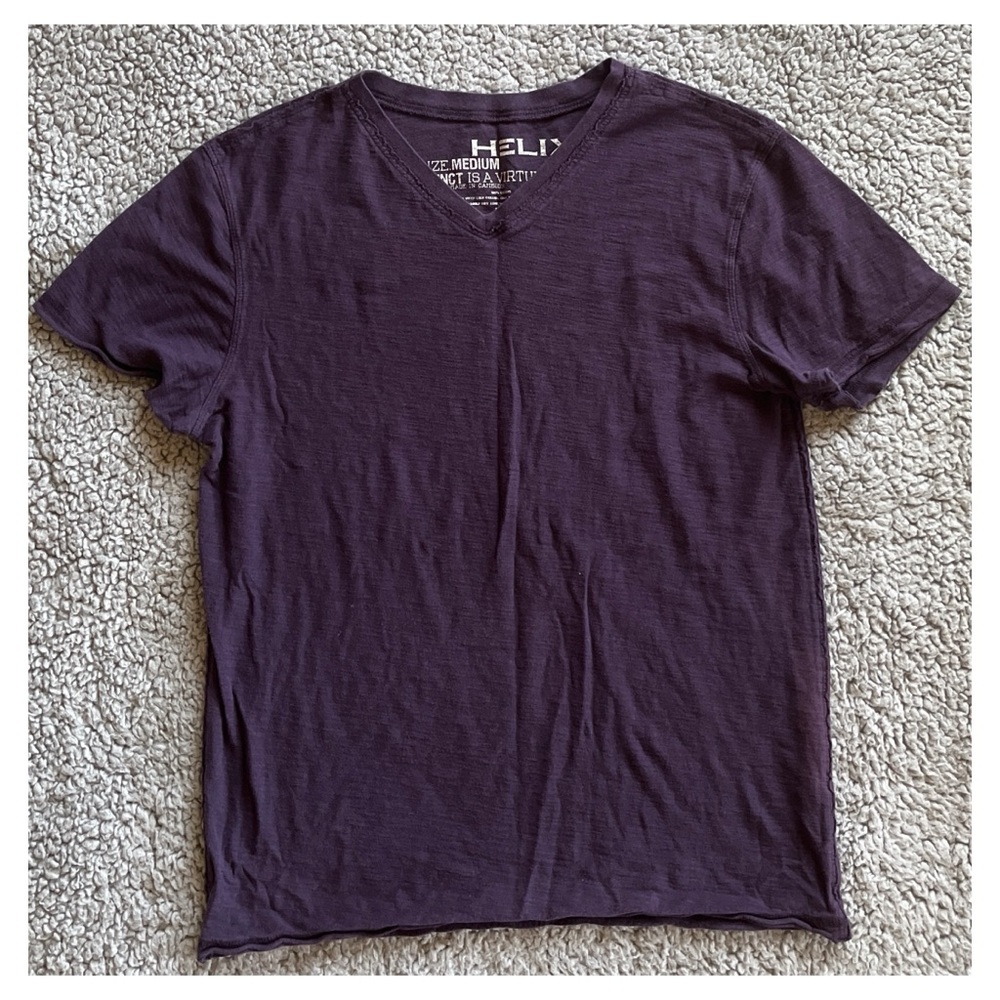 Helix Men’s Medium Purple Short Sleeve V-Neck T-Shirt.